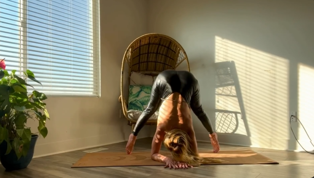 Move and Balance with Penelope. Contortion, Yoga, Splits, Over Splits